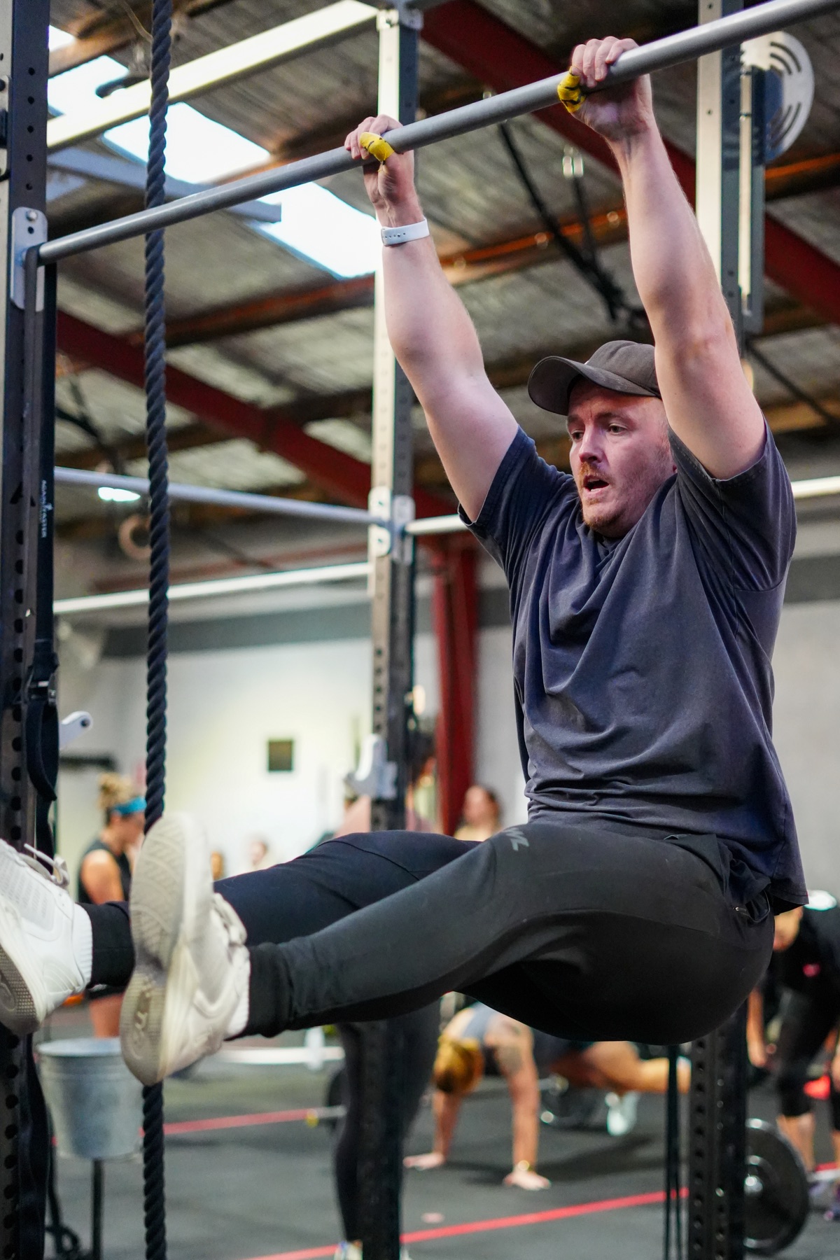Len training on a pull-up bar